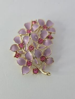 Vintage Sarah Coventry floral brooch featuring lavender enamel petals & pink rhi